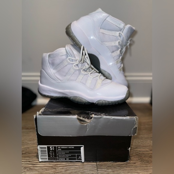 Air Jordan 11 Retro GS Size Silver Anniversary White/Metallic
